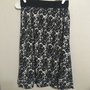 🖤 Lola - Black and White Floral Roses